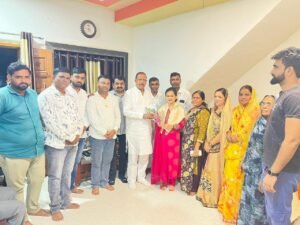 वाढदिवसाच्या शुभेच्छा देताना विजयकुमार गावित साहेब